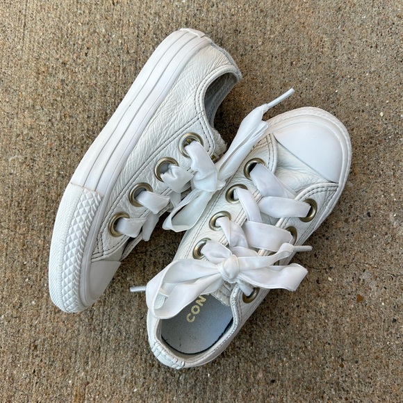 Converse Youth Chuck Taylor All Star Big Eyelets Ox Sneakers - Picture 2 of 5